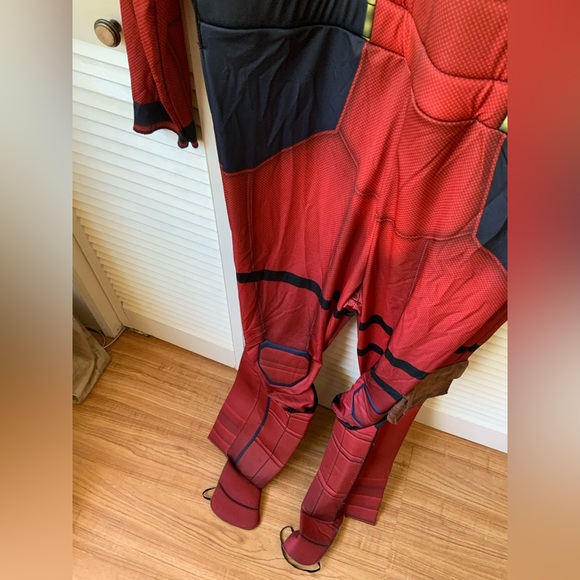 DEADPOOL AND WOLVERINE COSTUME BY SPIRIT HALLOWEEN - Picture 6 of 9